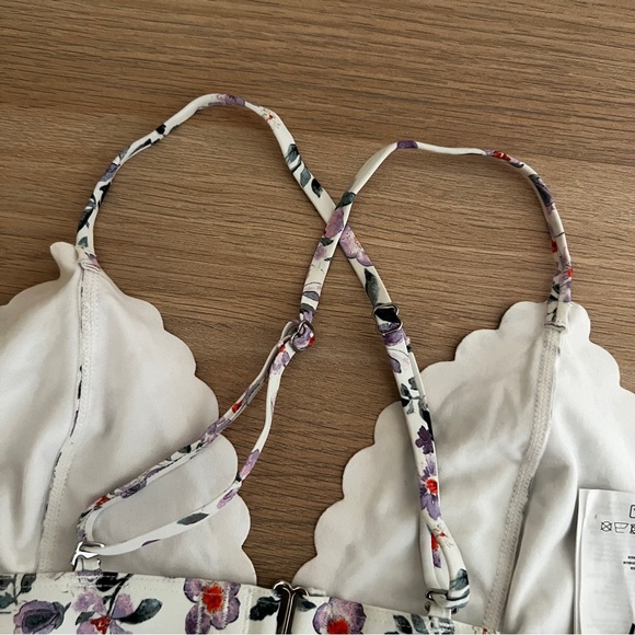 NWOT H&M Floral Print Scalloped Edge Bikini Swimsuit Top Adjustable Straps Cute - Picture 8 of 8
